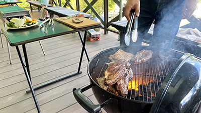 大きな肉が焼かれています