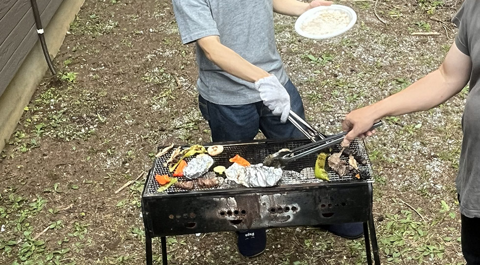 静かにじっくり行われるBBQコーナー