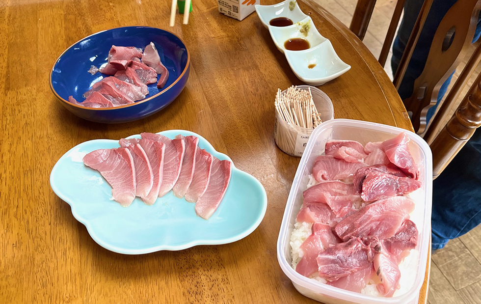 マイご飯に乗せられブリ丼となった大量のブリの刺身。.jpg