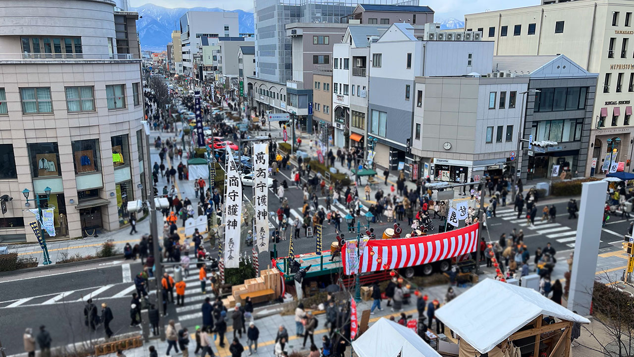 信州メディアガーデンから見た松本あめ市の様子