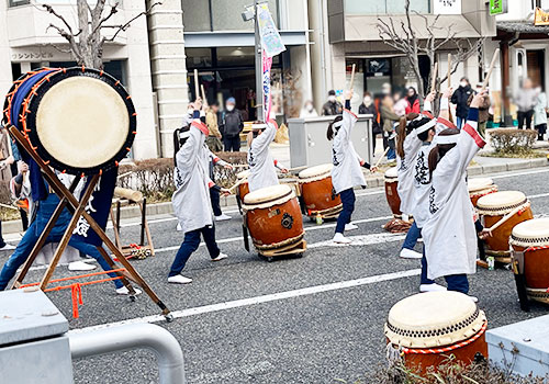 伊勢町通りの太鼓連の競演