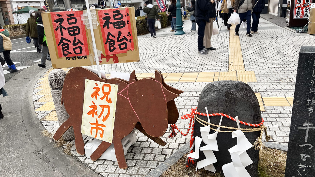 松本あめ市で出現した牛つなぎ石