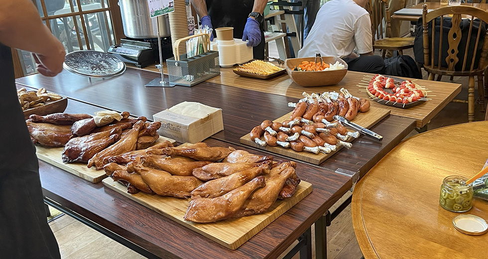 スモークチキンと骨付きフランク