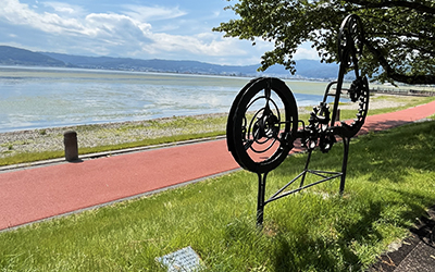 諏訪市湖畔公園の自転車のようなアート作品。